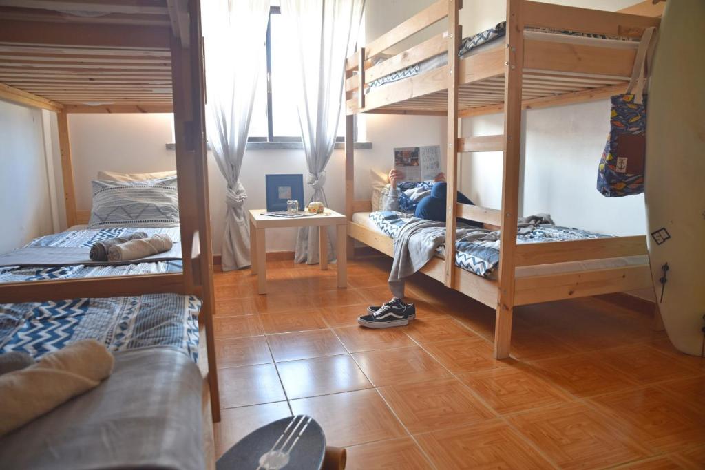 Postel nebo postele na pokoji v ubytování Surf House Peniche