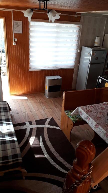um quarto com uma cozinha com uma janela e uma mesa em Cabañas Nortesur em Coihaique