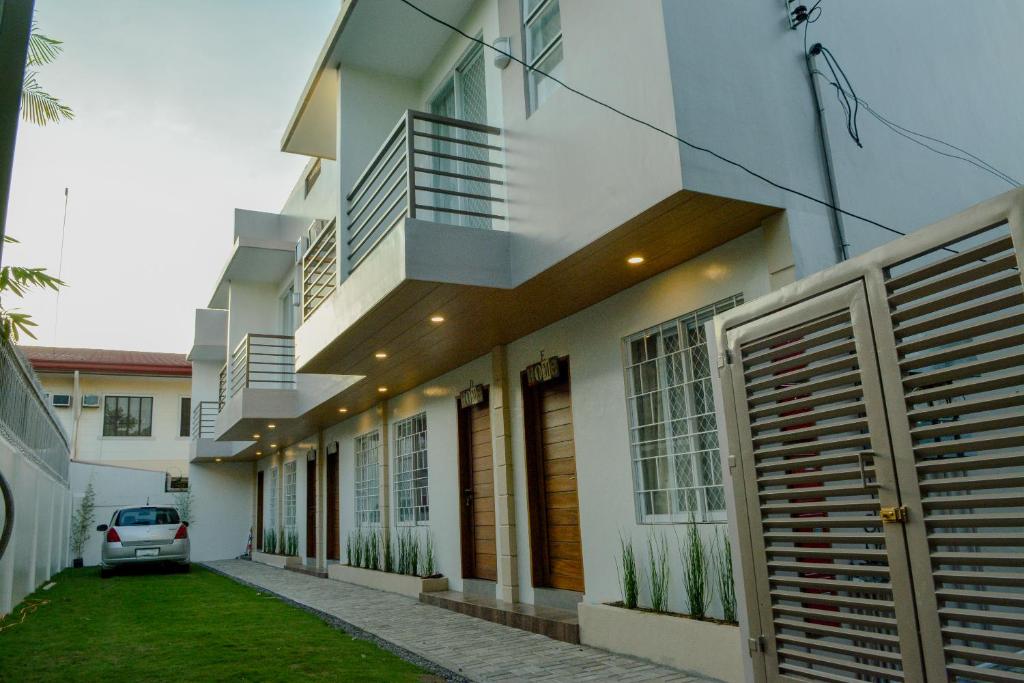 um edifício com um carro estacionado em frente em MAILZ HAVEN BEAUTIFL 3BR MODERN APRT NEAR SM DOOR-D em Davao