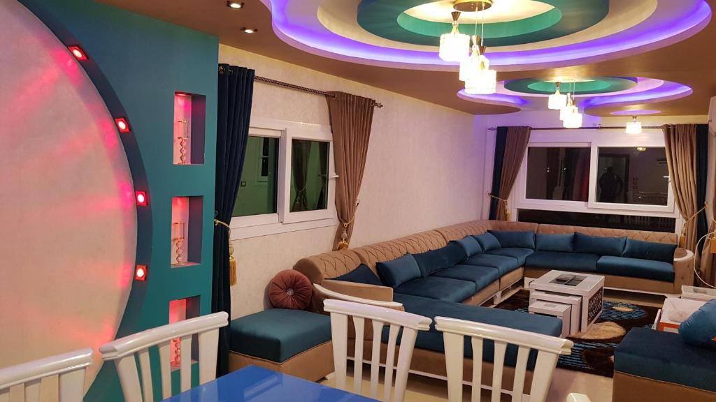 ein Wohnzimmer mit einem Sofa und einem Tisch in der Unterkunft Mansoura apartment infront of KFC in Mansoura
