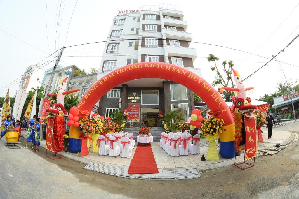 a arch in the middle of a street at Huynh Duc 2 Hotel in Cao Lãnh