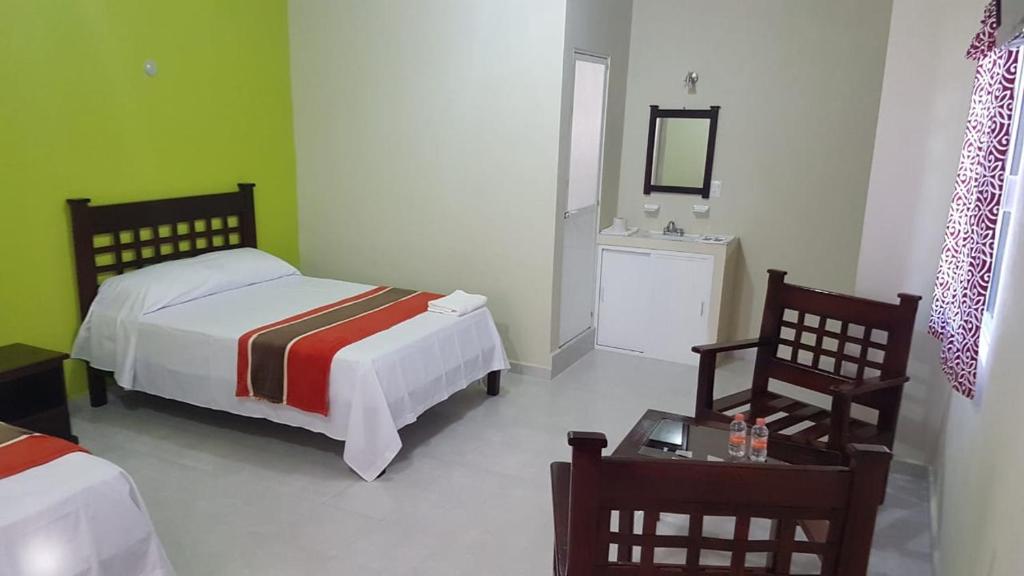 Postel nebo postele na pokoji v ubytování HOTEL VILLA CALAKMUL