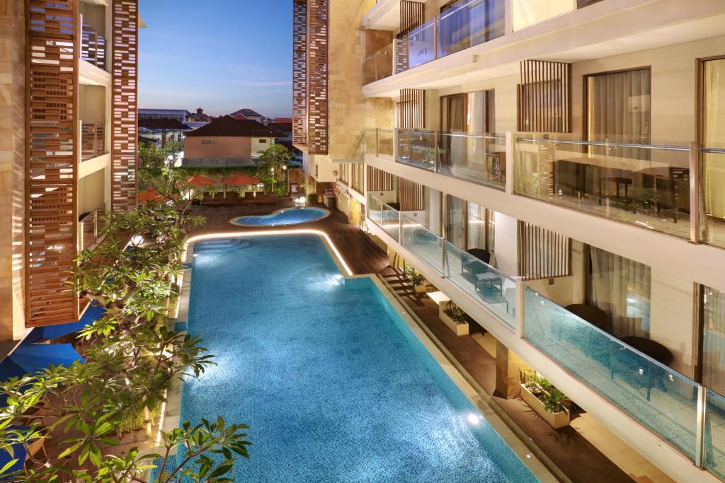 Bazén v ubytování Harper Kuta Hotel by ASTON nebo v jeho okolí