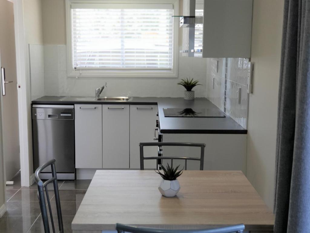 Rose Apartments Unit 6 Central Rotorua-Accommodation & Spa - Resim 4