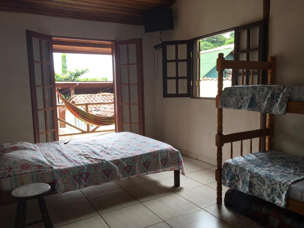 a bedroom with two bunk beds and a balcony at Jambeiro na praia in Trindade