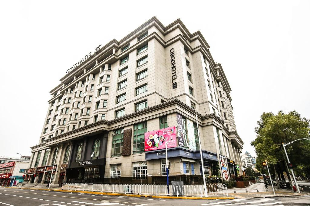 un gran edificio en la esquina de una calle en CitiGO Hotel Hongqiao Shanghai en Shanghái