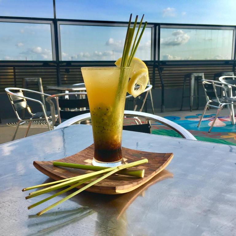 un drink su un piatto di legno su un tavolo con bacchette di Regantris Malioboro a Yogyakarta