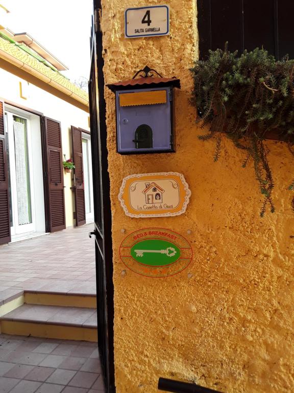 a wall with a sign on the side of a building at La casetta di Giuci in Imperia