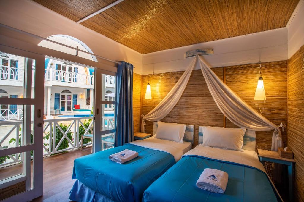Postel nebo postele na pokoji v ubytování Santorini Beach Resort
