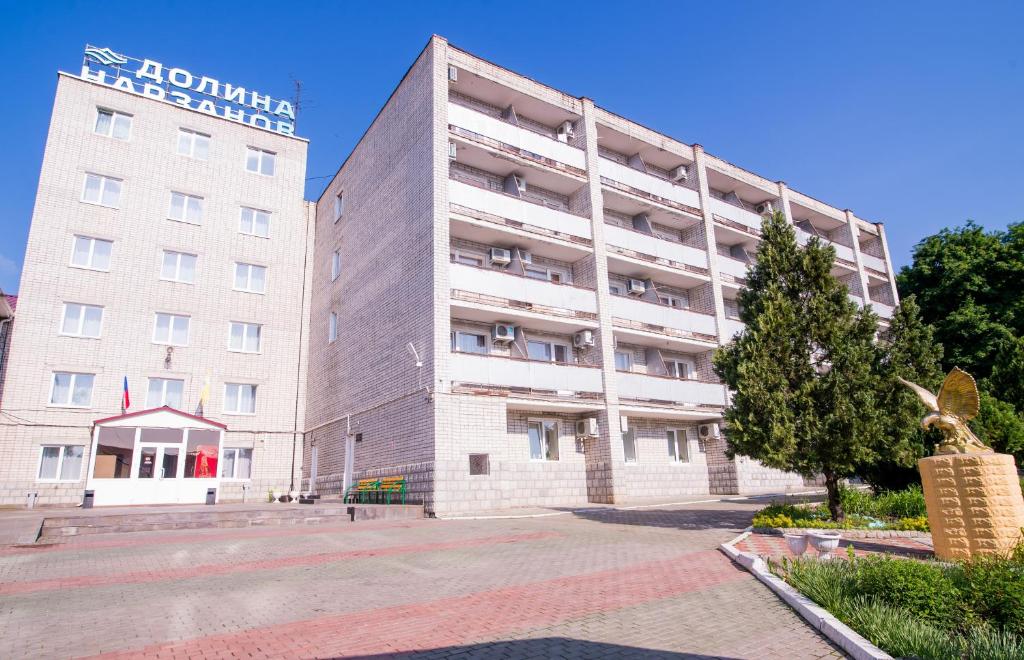 ジェレスノヴォツクにあるHealth Resort Dolina Narzanov Zheleznovodskの看板が貼られた白い大きな建物