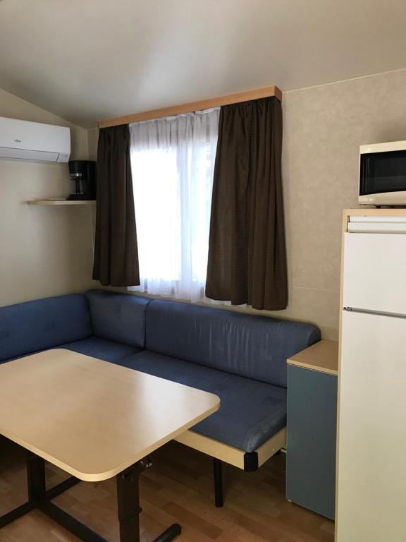 Kuchyň nebo kuchyňský kout v ubytování SunVillage Camp- Mobilházak Alsóörsön