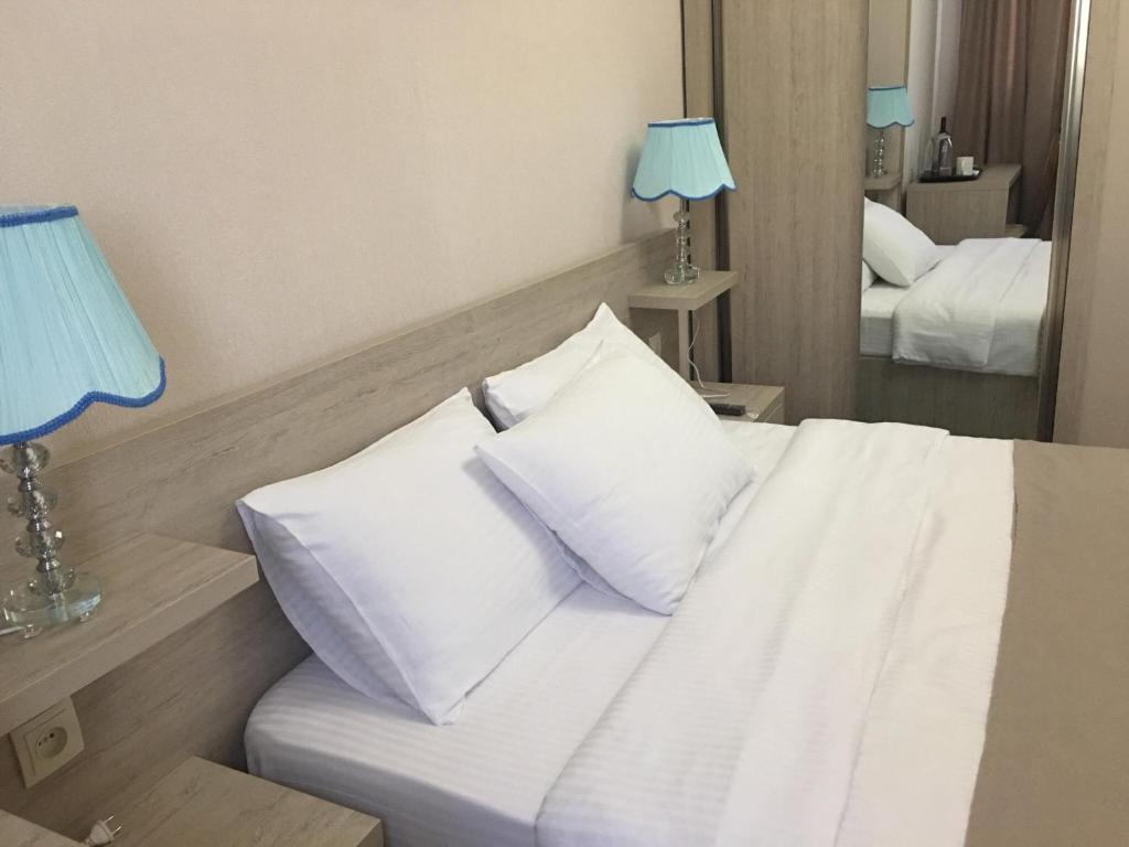 Postel nebo postele na pokoji v ubytování Family Hotel Triston