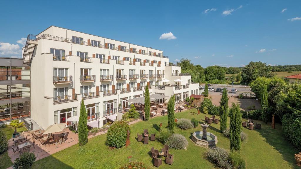 バート・シェーンボルンにあるホテル ヴィラ メディチの庭園を正面に望むアパートメントビル