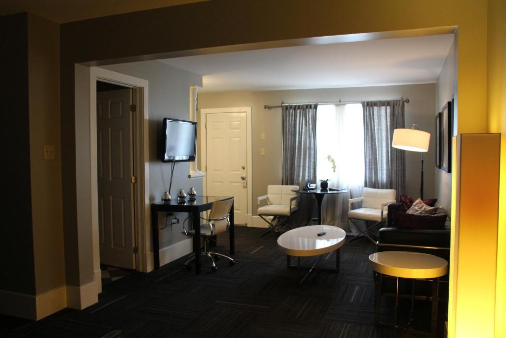 una sala de estar con un sofá y una mesa en Willow Bend Motel, en Truro