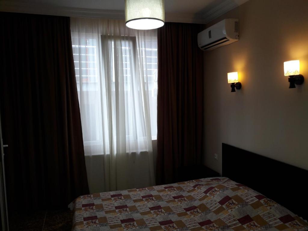 Postel nebo postele na pokoji v ubytování Guest House KOBULETI #788