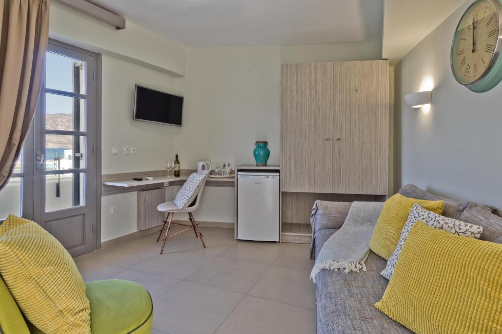 TV a/nebo společenská místnost v ubytování Nereus Luxurious Suites