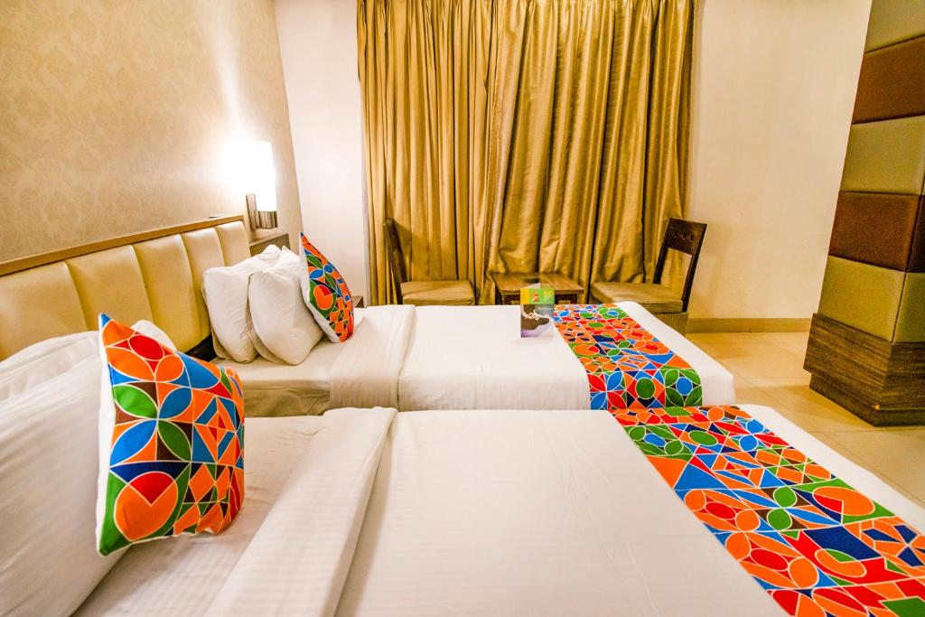 Postel nebo postele na pokoji v ubytování Hotel Sadanand Regency
