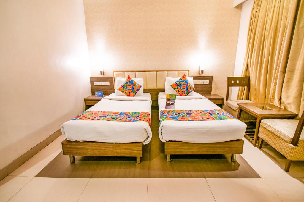 Postel nebo postele na pokoji v ubytování Hotel Sadanand Regency
