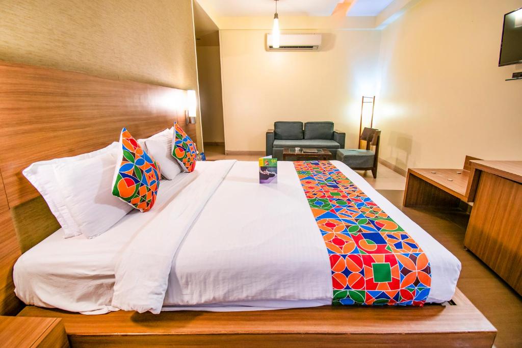Postel nebo postele na pokoji v ubytování Hotel Sadanand Regency