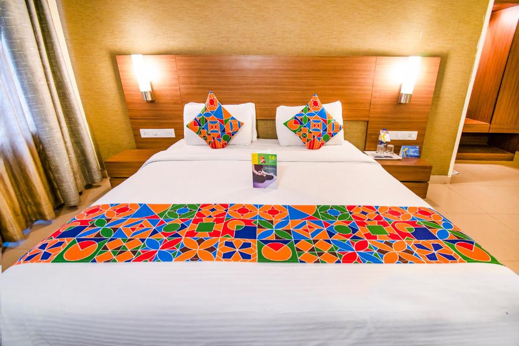 Postel nebo postele na pokoji v ubytování Hotel Sadanand Regency
