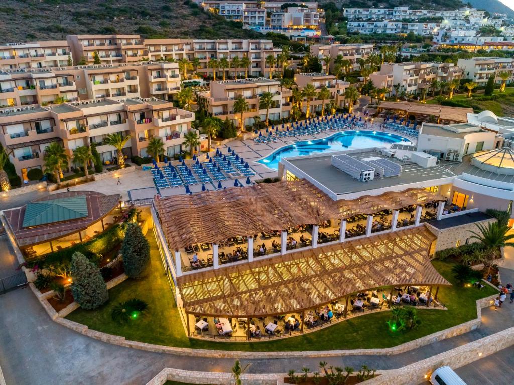 z góry widok na ośrodek z basenem i budynkami w obiekcie Grand Hotel Holiday Resort w mieście Hersonissos