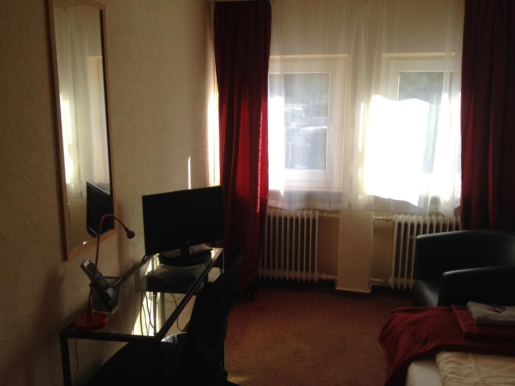 TV a/nebo společenská místnost v ubytování Hotel Saarland Lebach