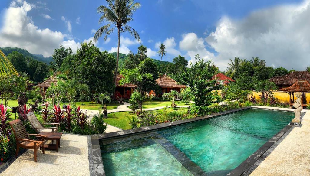 uma imagem de uma piscina numa villa em Kubu Kangin Resort em Amed