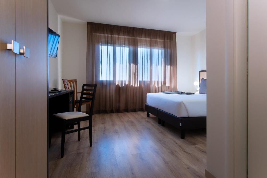 Łóżko lub łóżka w pokoju w obiekcie CDH Hotel Modena