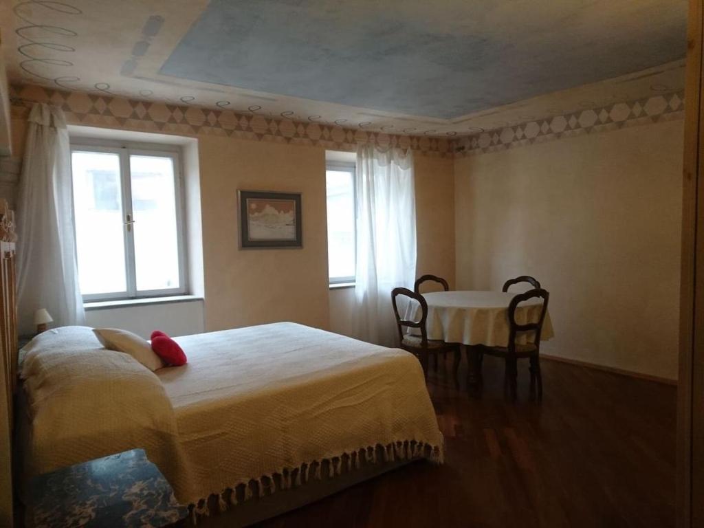 una camera con letto, tavolo e finestra di Ugo Architect's Lodge Classic a Bolzano