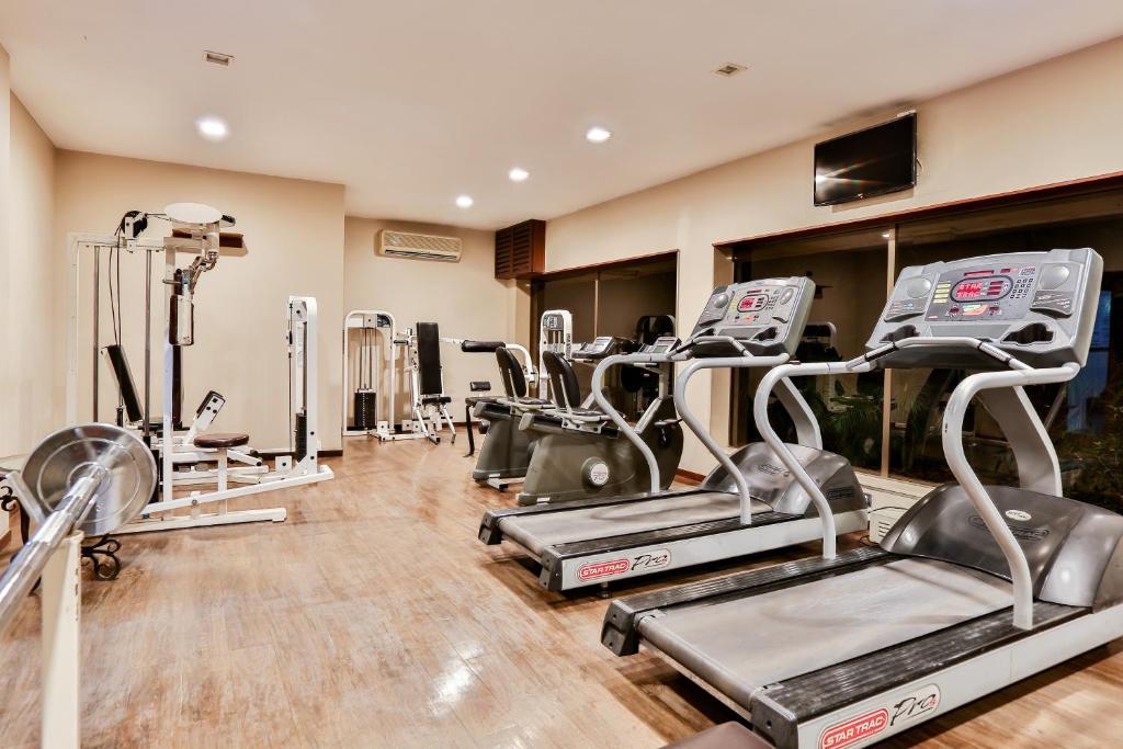 Fitness centrum a/nebo fitness zařízení v ubytování Sun-n-Sand Suites, Shirdi
