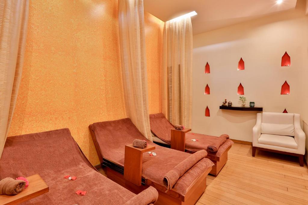 Posezení v ubytování Sun-n-Sand Suites, Shirdi