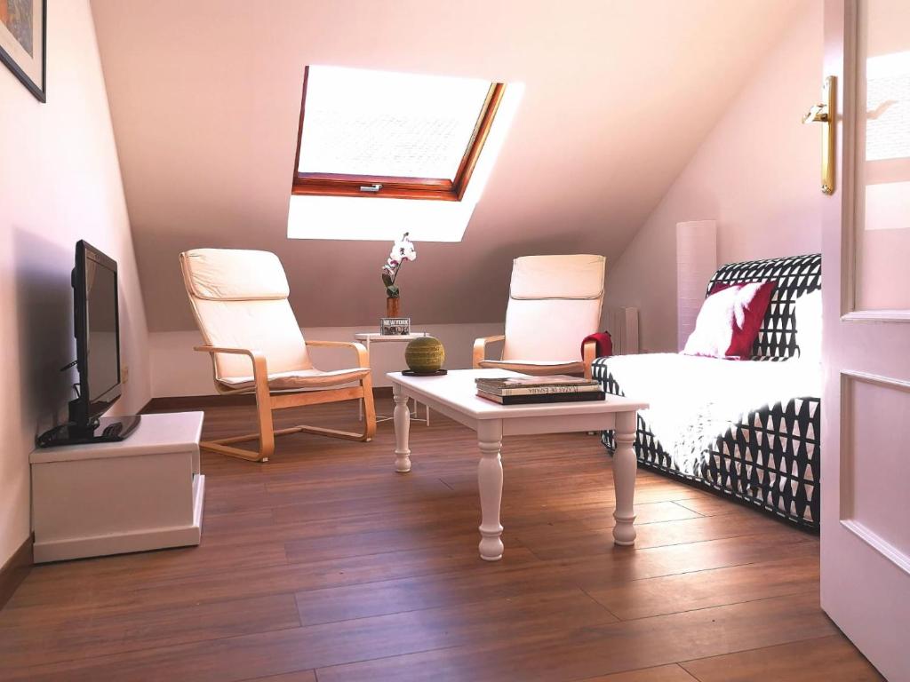 TV a/nebo společenská místnost v ubytování Apartamento en Centro Historico de San Lorenzo de El Escorial