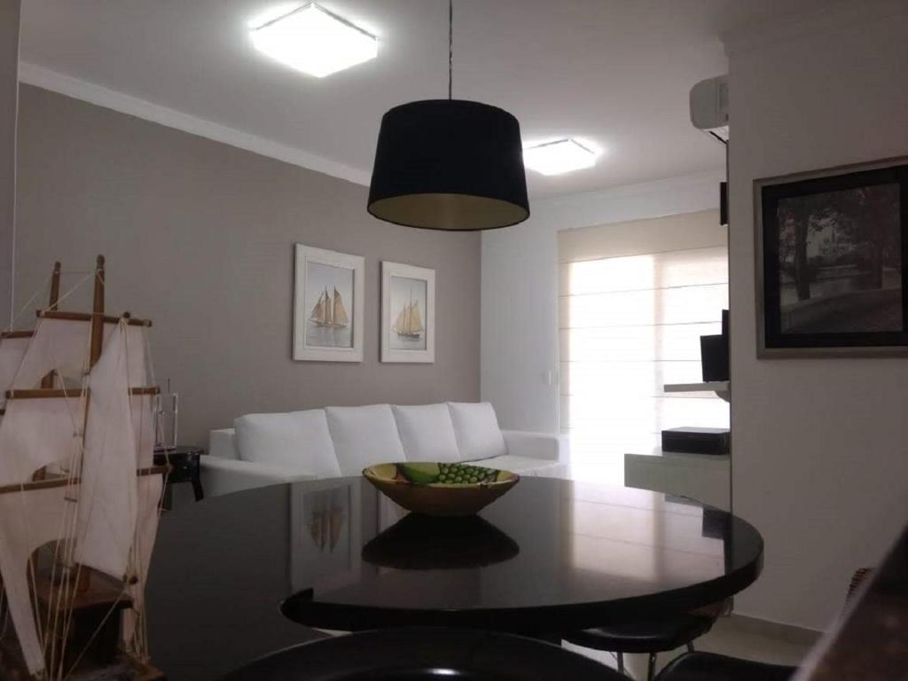 salon ze stołem i kanapą w obiekcie Apartamento Praia Grande 301 w mieście Ubatuba