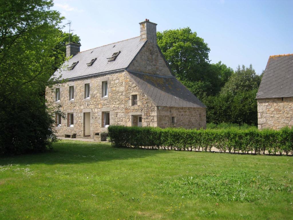 an old stone house with a black roof at Ty Goonvrea in Louargat