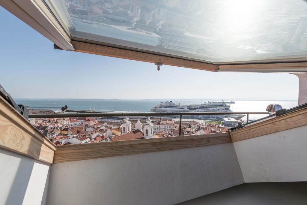 リスボンにあるTravelingToLisbon 120 - Alfamaのクルーズ船のバルコニーからの眺め