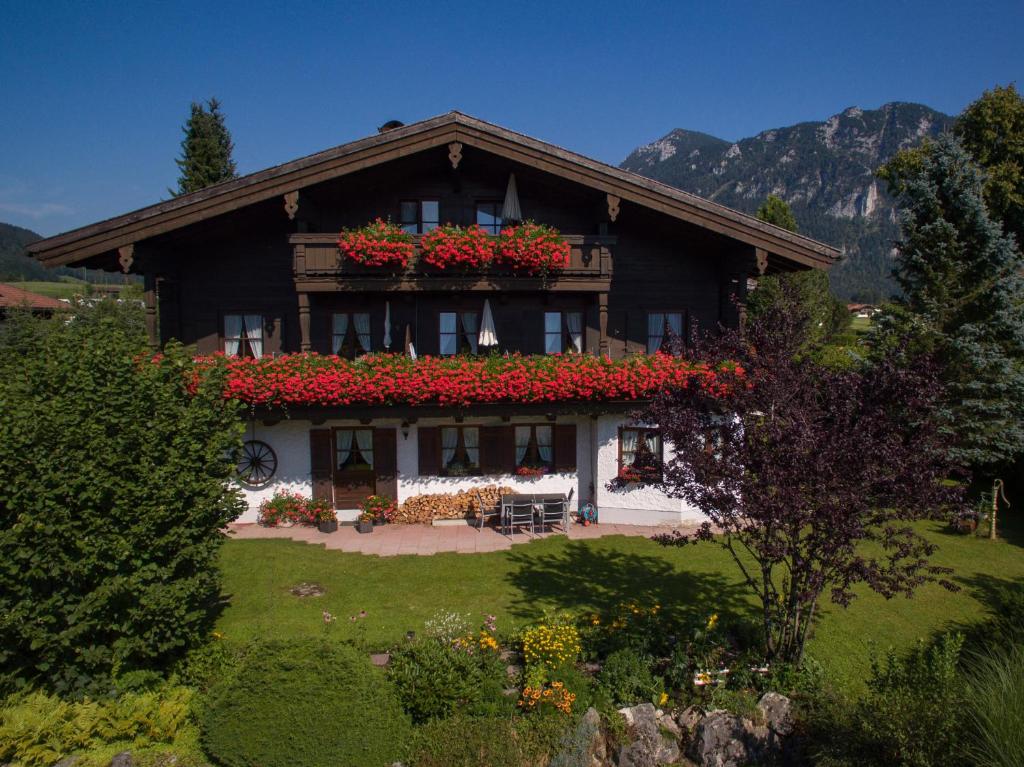 een huis met bloembakken aan de voorkant bij Ahorn-Appartements - Chiemgau Karte in Inzell