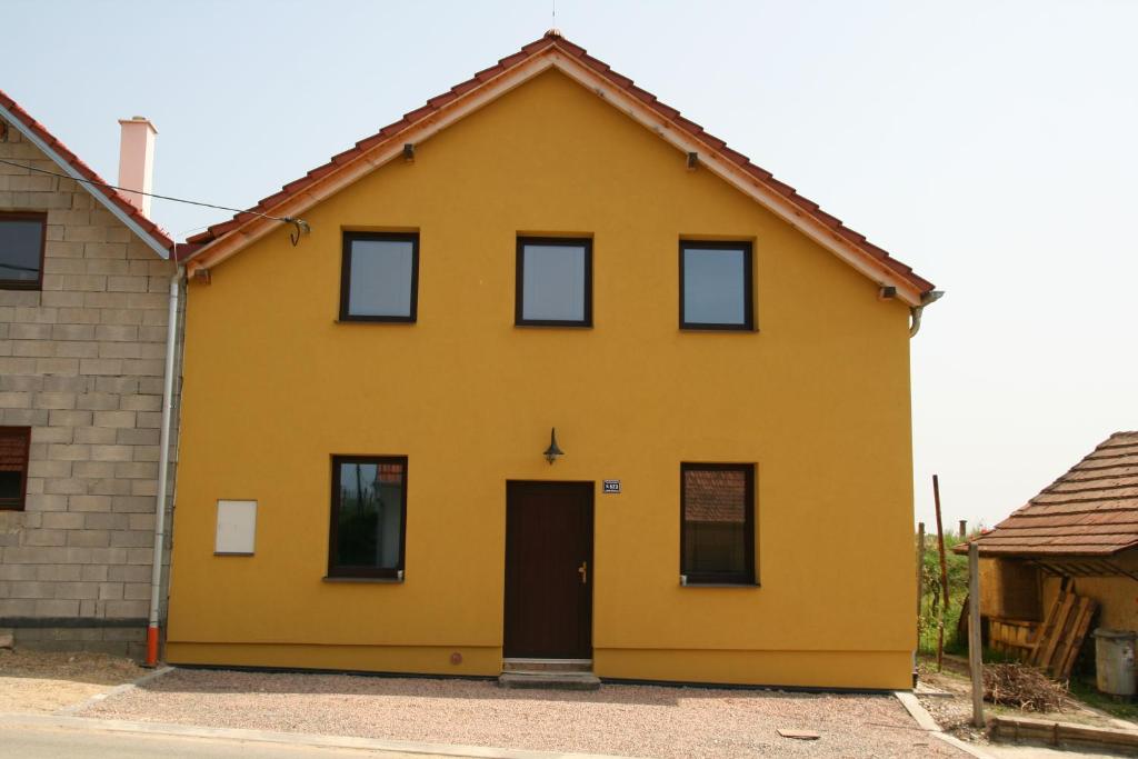 Sklep Púrynky في فيلك بيلوفيتس: منزل اصفر بسقف احمر