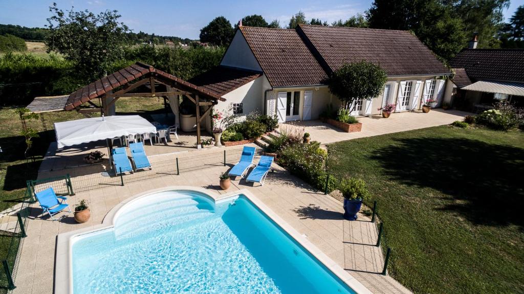 an aerial view of a house with a swimming pool at Le Clos Lamy in Mont-près-Chambord