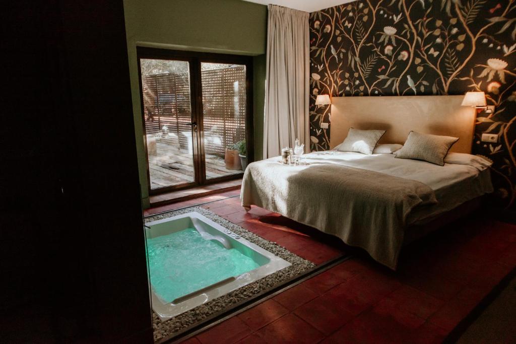 Un pat sau paturi într-o cameră la Hotel Boutique Pinar