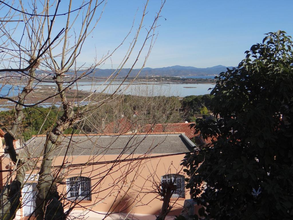 - Vistas a una casa con vistas al agua en Appartement T2 50m² vue mer Presqu'il de Giens. RC, en Hyères