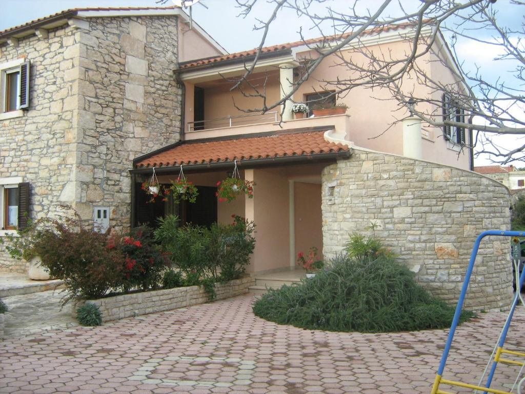 Marčana的住宿－Villa Ana - Peaceful Location，砖砌车道的石屋