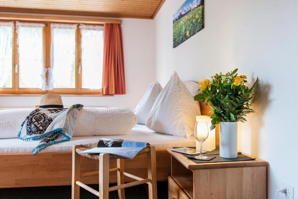 Postel nebo postele na pokoji v ubytování Schwendi Lodge