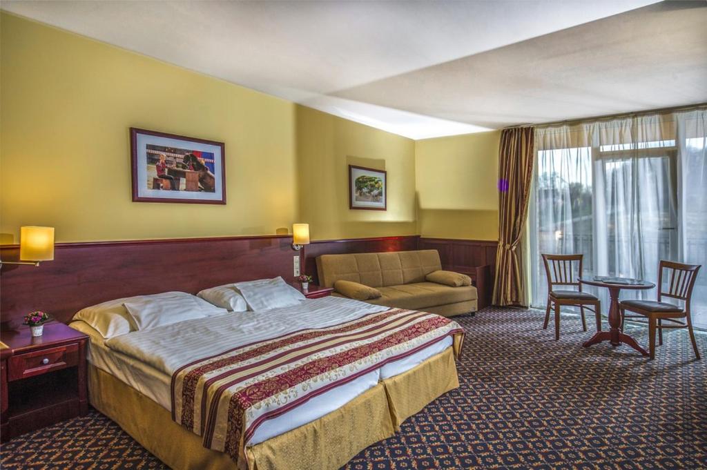 Postel nebo postele na pokoji v ubytování Hotel Kapitany Wellness