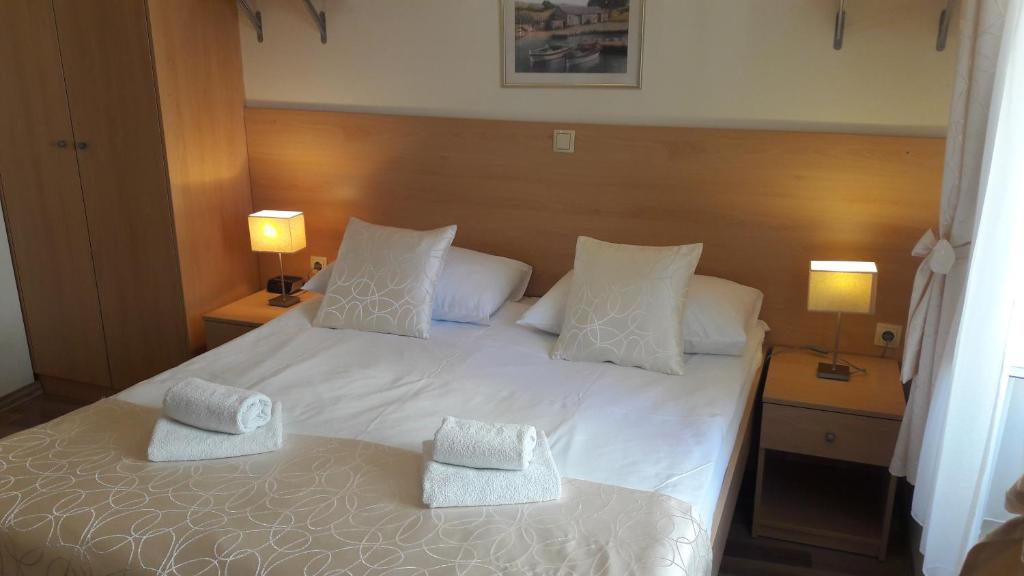 Postel nebo postele na pokoji v ubytování Old Town Suites