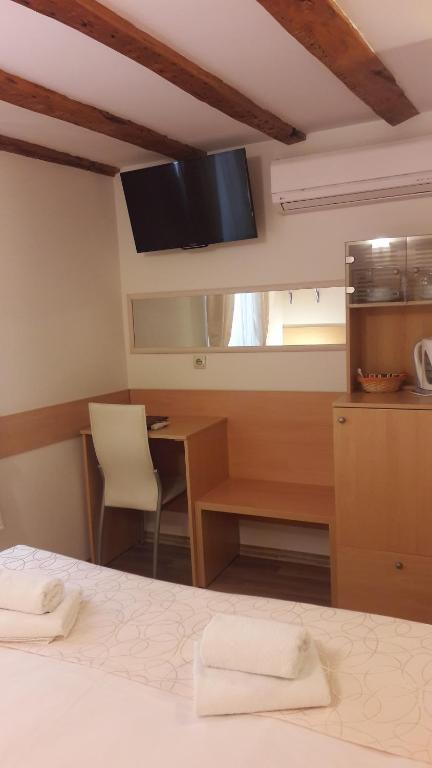 TV a/nebo společenská místnost v ubytování Old Town Suites