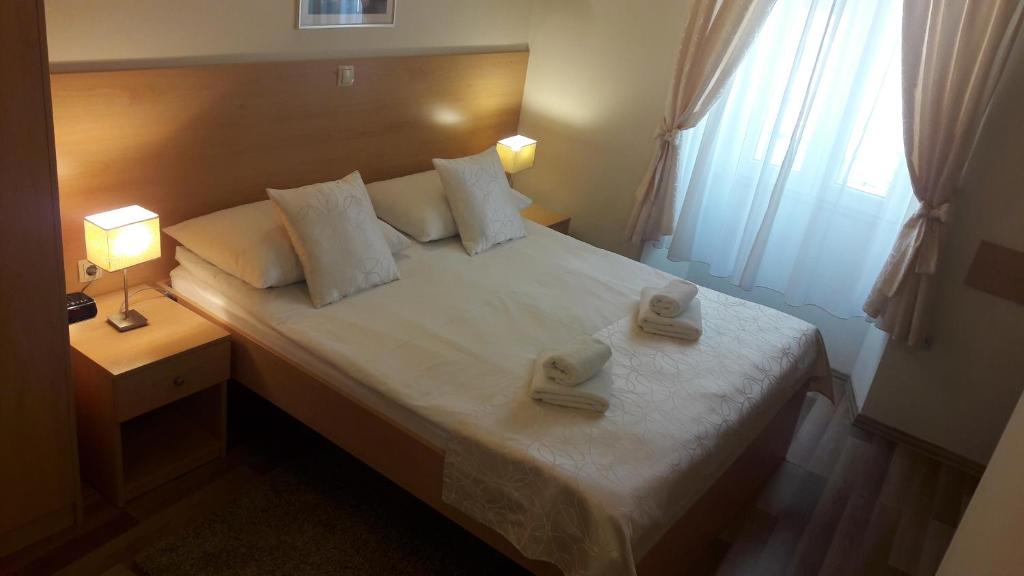 Postel nebo postele na pokoji v ubytování Old Town Suites