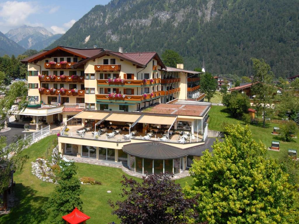 eine Luftansicht eines Hotels in den Bergen in der Unterkunft Das Pfandler Hotel in Pertisau