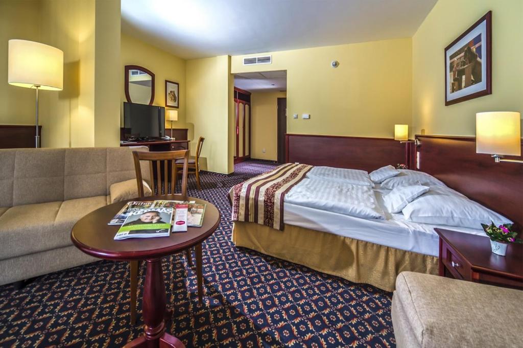 Postel nebo postele na pokoji v ubytování Hotel Kapitany Wellness