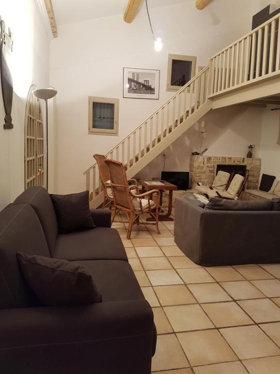 Posezení v ubytování Le Mas des Pins