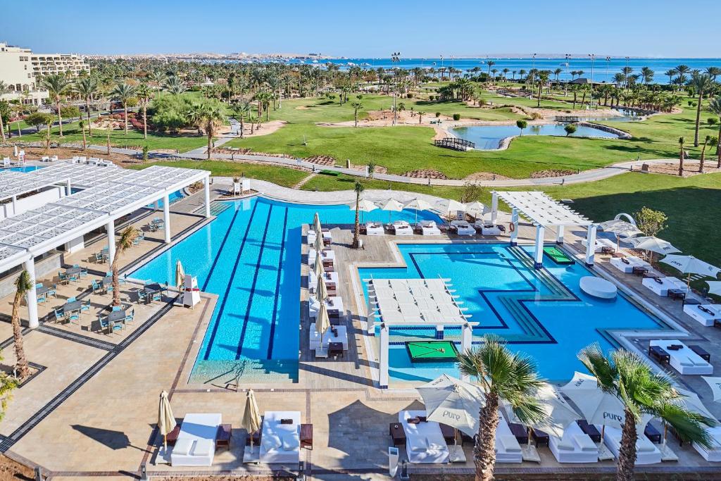 een uitzicht over een zwembad in een resort bij Steigenberger Pure Lifestyle (Adults Only) in Hurghada